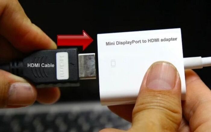 Kết nối dây cáp HDMI với bộ chuyển đổi