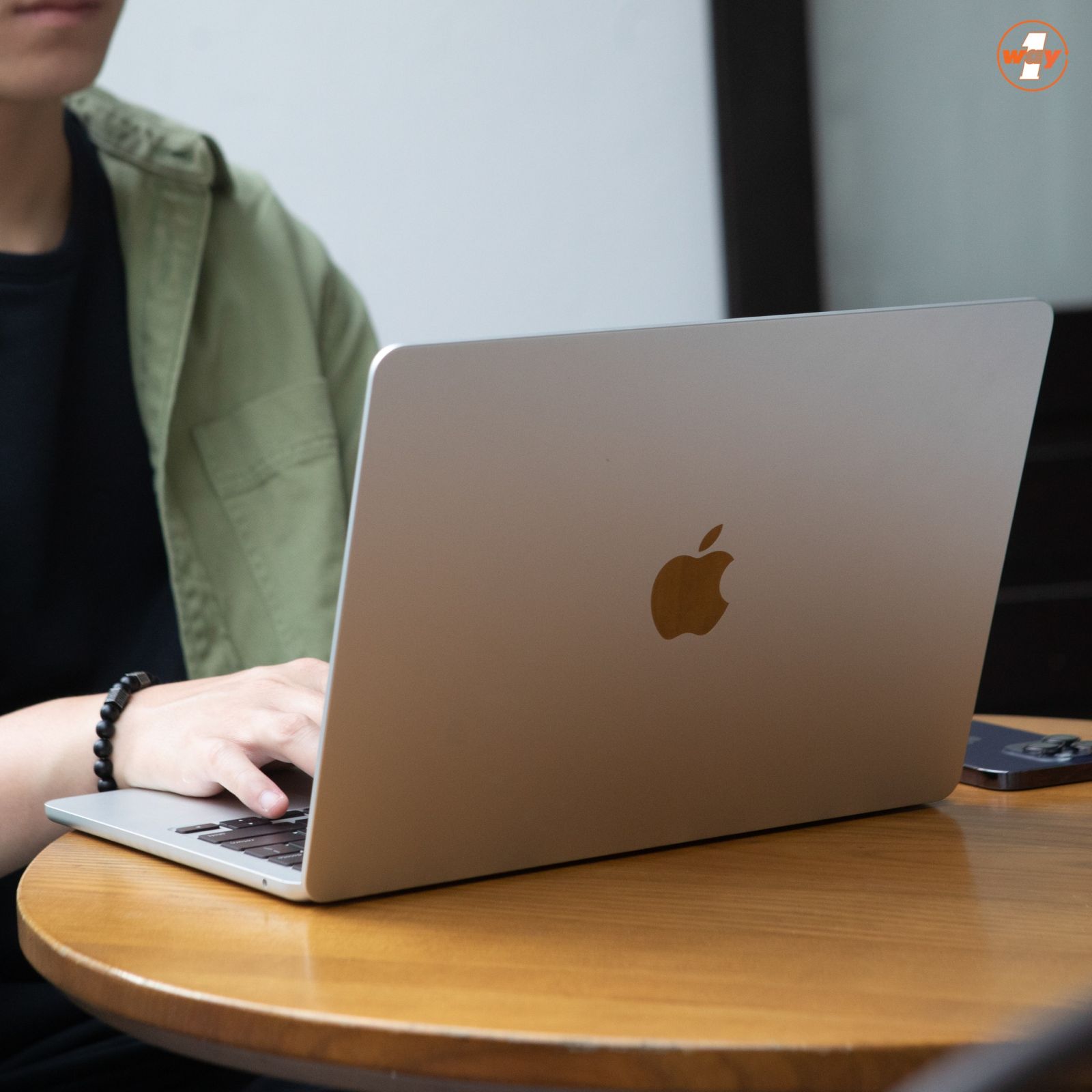 Màu Silver MacBook Air M3 sở hữu phong cách thanh lịch, đơn giản nhưng sang trọng