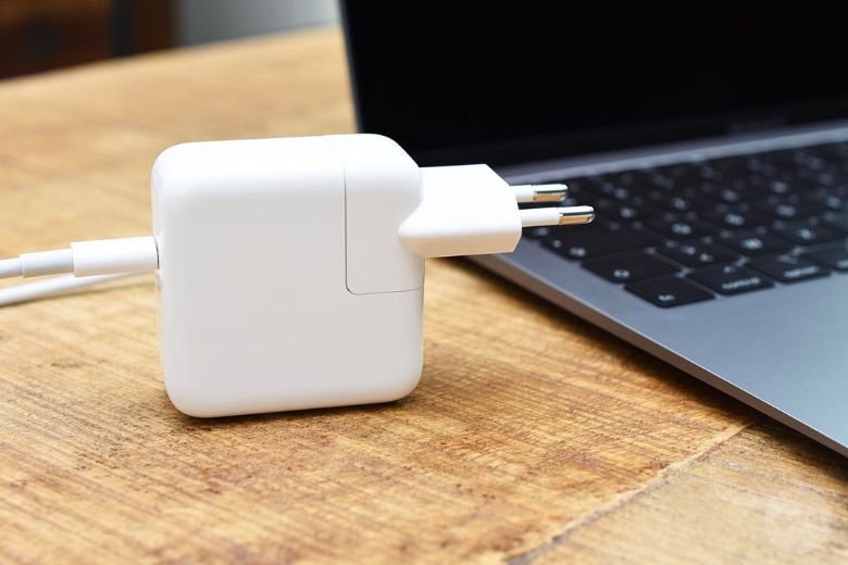Nên chọn sạc chính hãng, đúng công suất để sạc MacBook