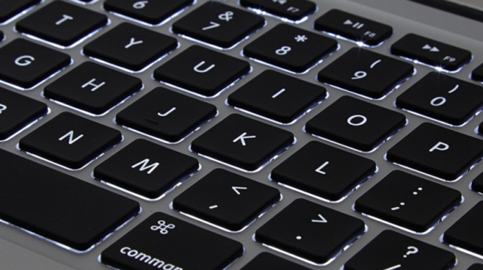 Bàn phím của MacBook Air 2020 có đèn nền hỗ trợ làm việc trong điều kiện thiếu sáng