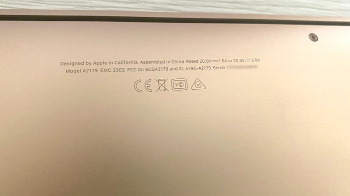 Số seri của MacBook Air nằm ở mặt đáy sản phẩm