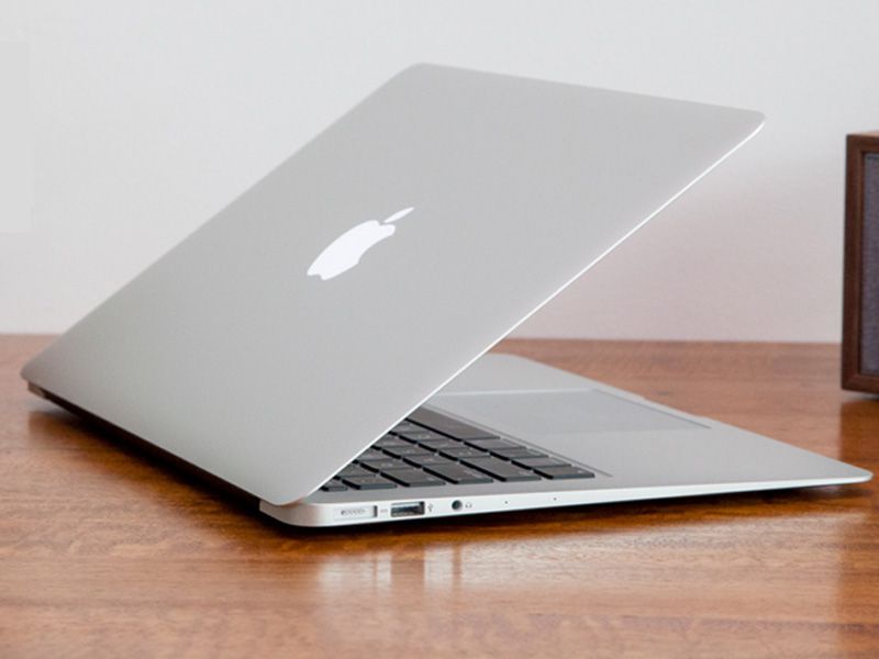 Nên mua MacBook Air cũ đời nào? - Bạn có thể cân nhắc MacBook Air 2017 trở về trước với viền màn hình dày