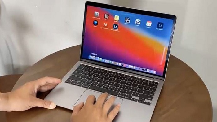 MacBook Air M1 là sản phẩm laptop cầm tay tầm trung có thời lượng pin tốt nhất hiện tại của Apple