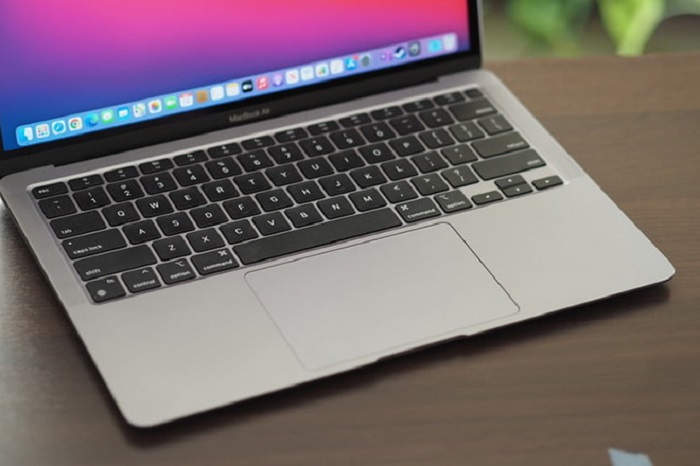 MacBook Air M1 không có nút Clear mà là nút Delete